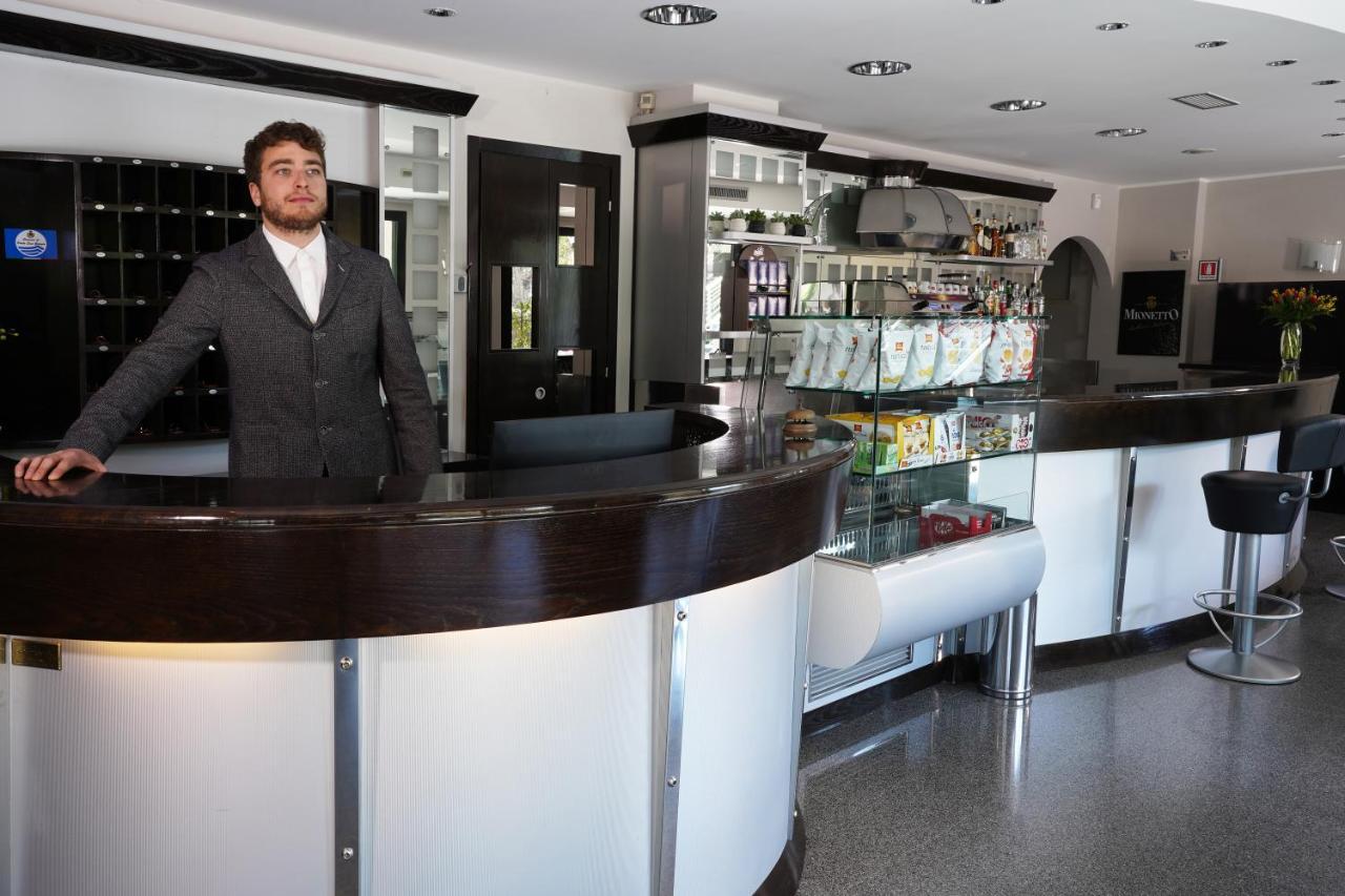Hotel Riviera Porto San Giorgio Esterno foto