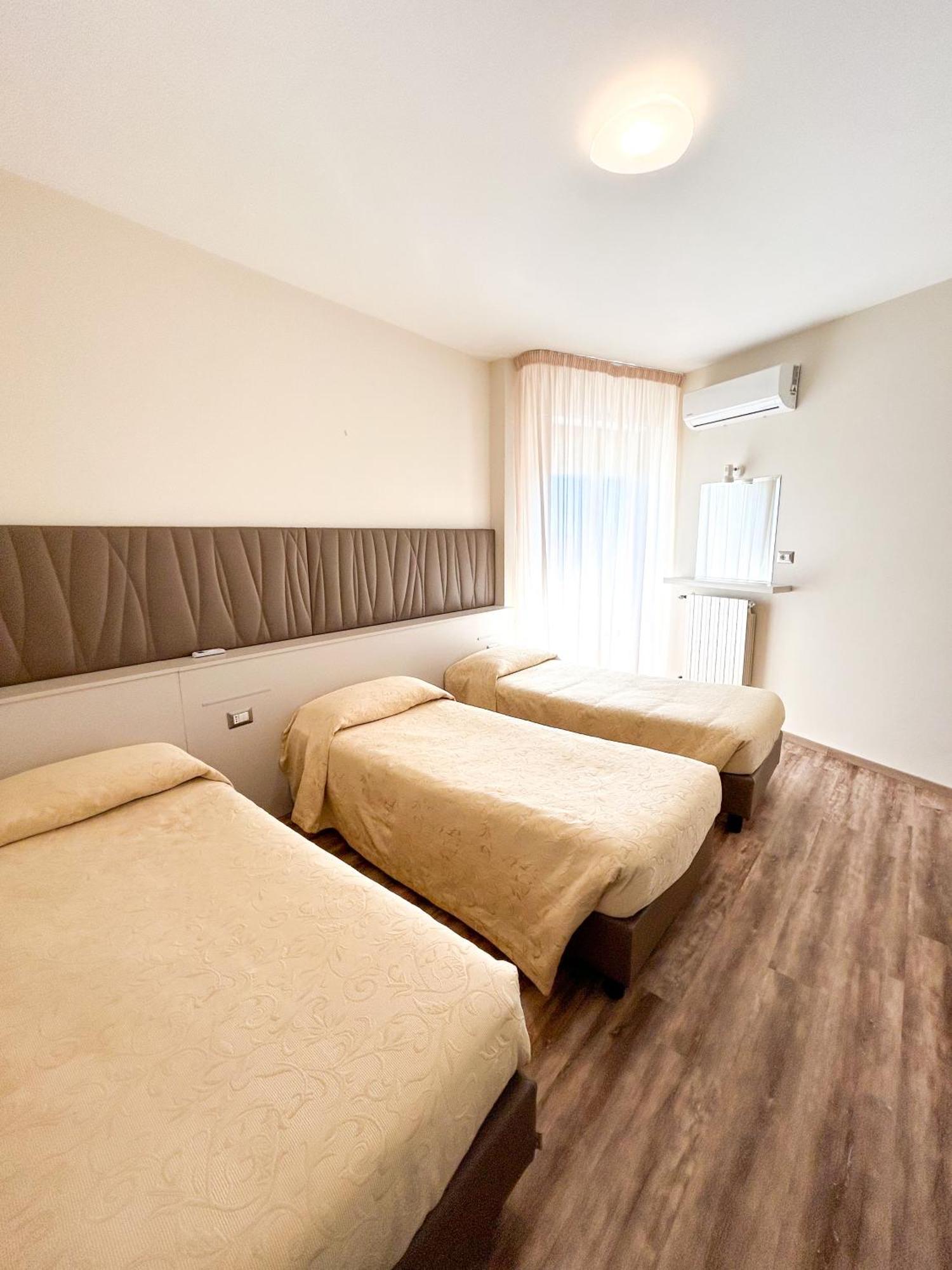 Hotel Riviera Porto San Giorgio Esterno foto