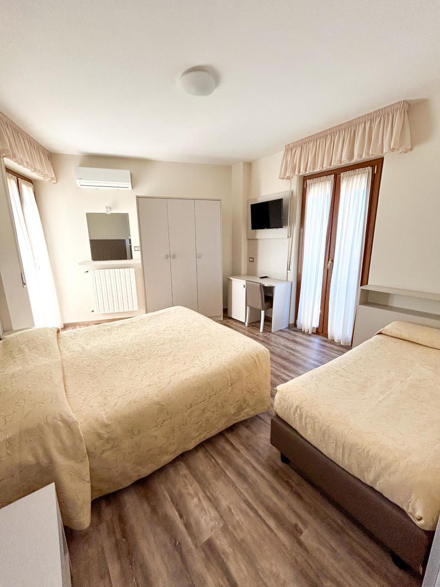 Hotel Riviera Porto San Giorgio Esterno foto