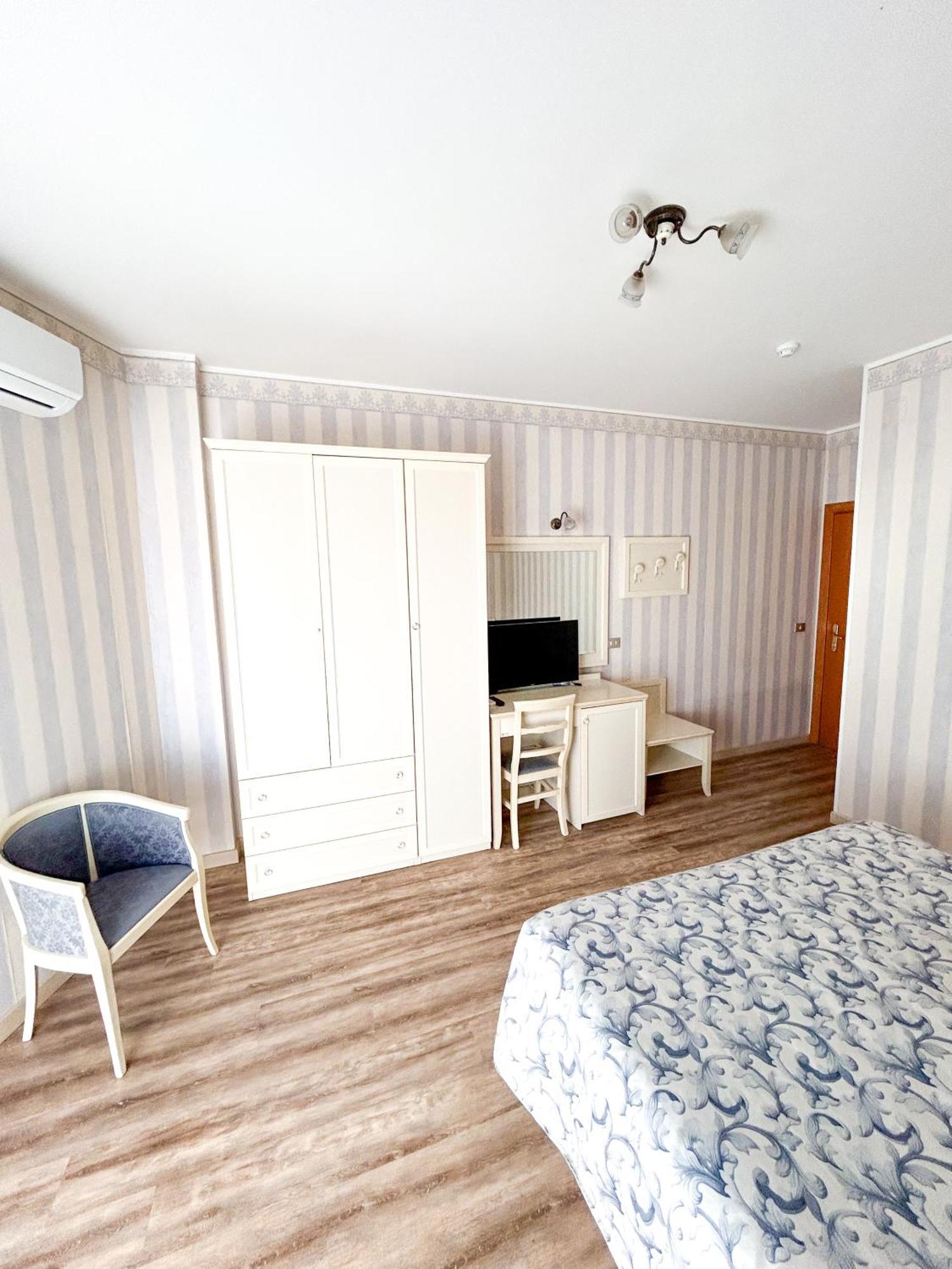 Hotel Riviera Porto San Giorgio Esterno foto