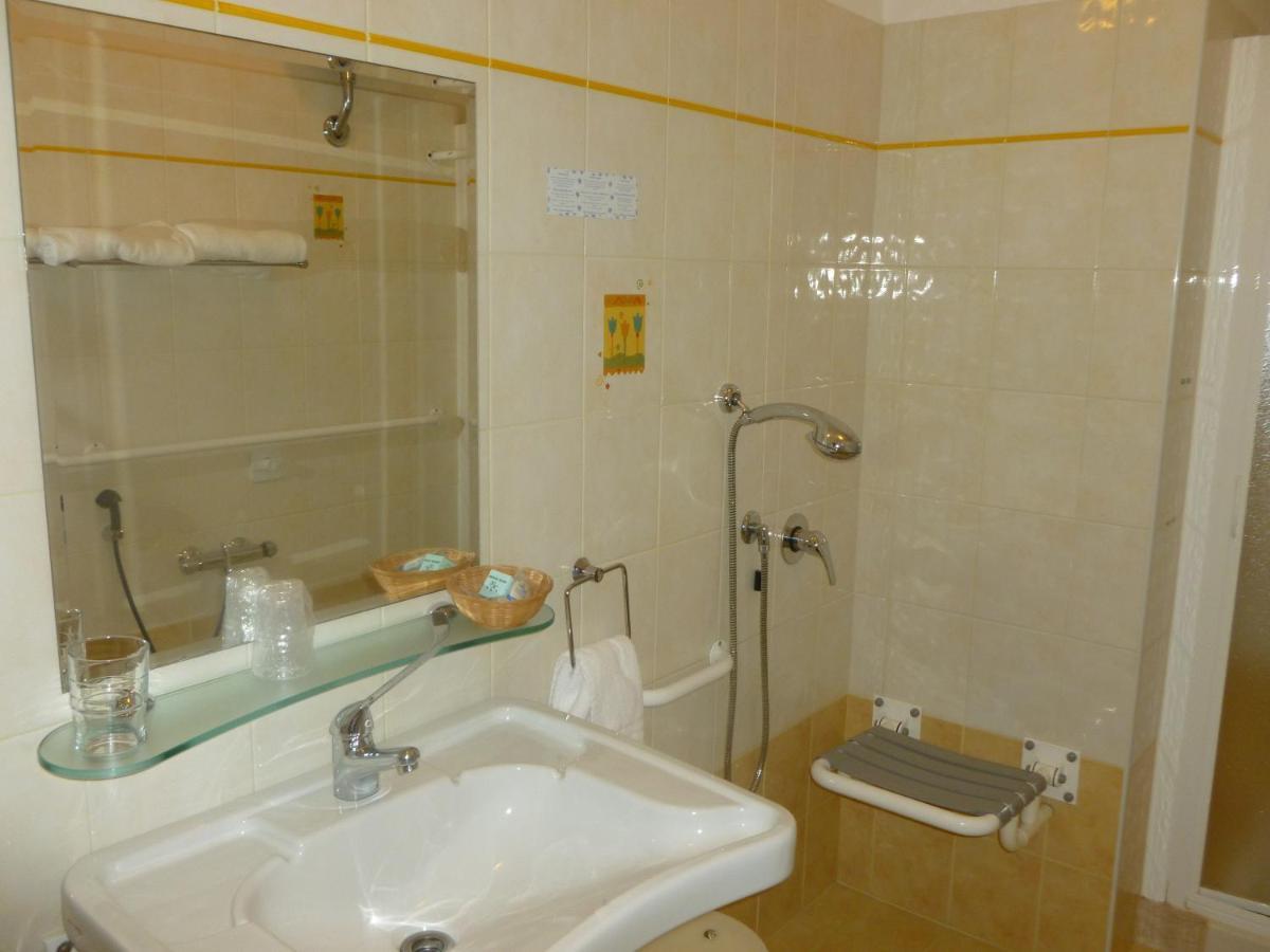 Hotel Riviera Porto San Giorgio Esterno foto